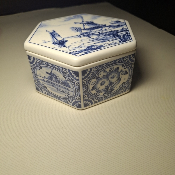 Blue and White Hexagonal Ceramic Cenic Delft Trinket Box‎ Or Jewelry Box - Picture 4 of 7